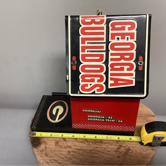 🔴 Georgia Bulldogs College Football Birdhouse / Wood Crafted with Metal Tag Roof - Picture 10 of 12